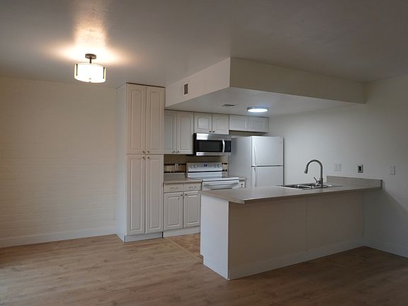 Kitchen with breakfast counter. Perfect for 3 bar stools!