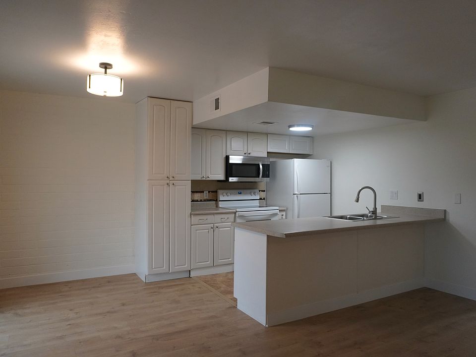 Kitchen with breakfast counter. Perfect for 3 bar stools!