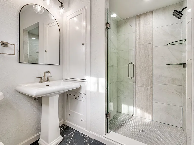 4315 Gilbert Ave — Photo 15