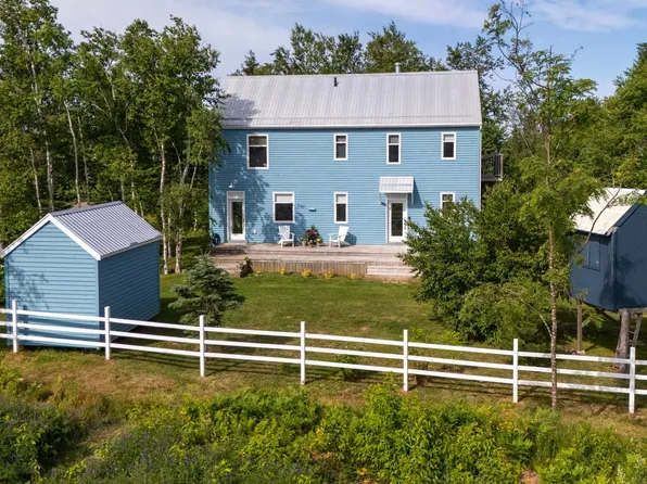 10 Pine St, Charlotte Parish, PE C1E 2W1