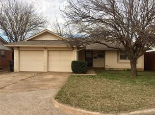 713 Harmon Cir, Moore, OK 73160