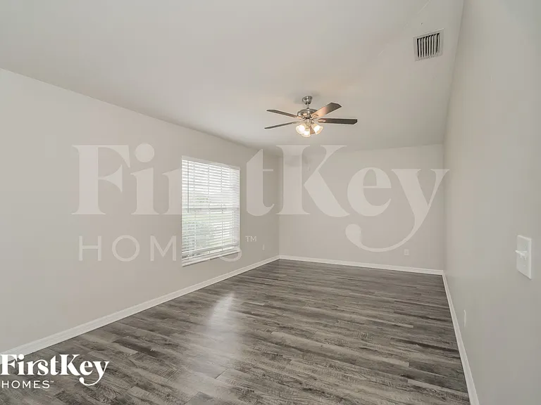 1229 SW 18th Ave — Photo 3