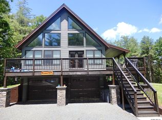 412 N Pole Rd, Melrose, NY 12121