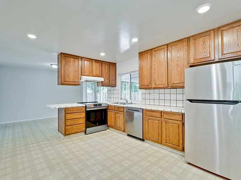 6063 Pineland Ave — Photo 14
