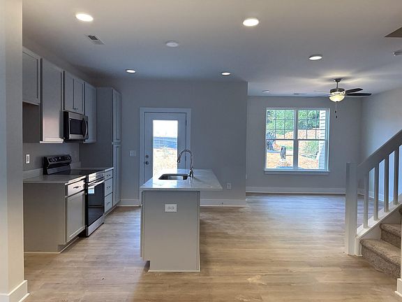 3rd image of 905 Hillman Ln