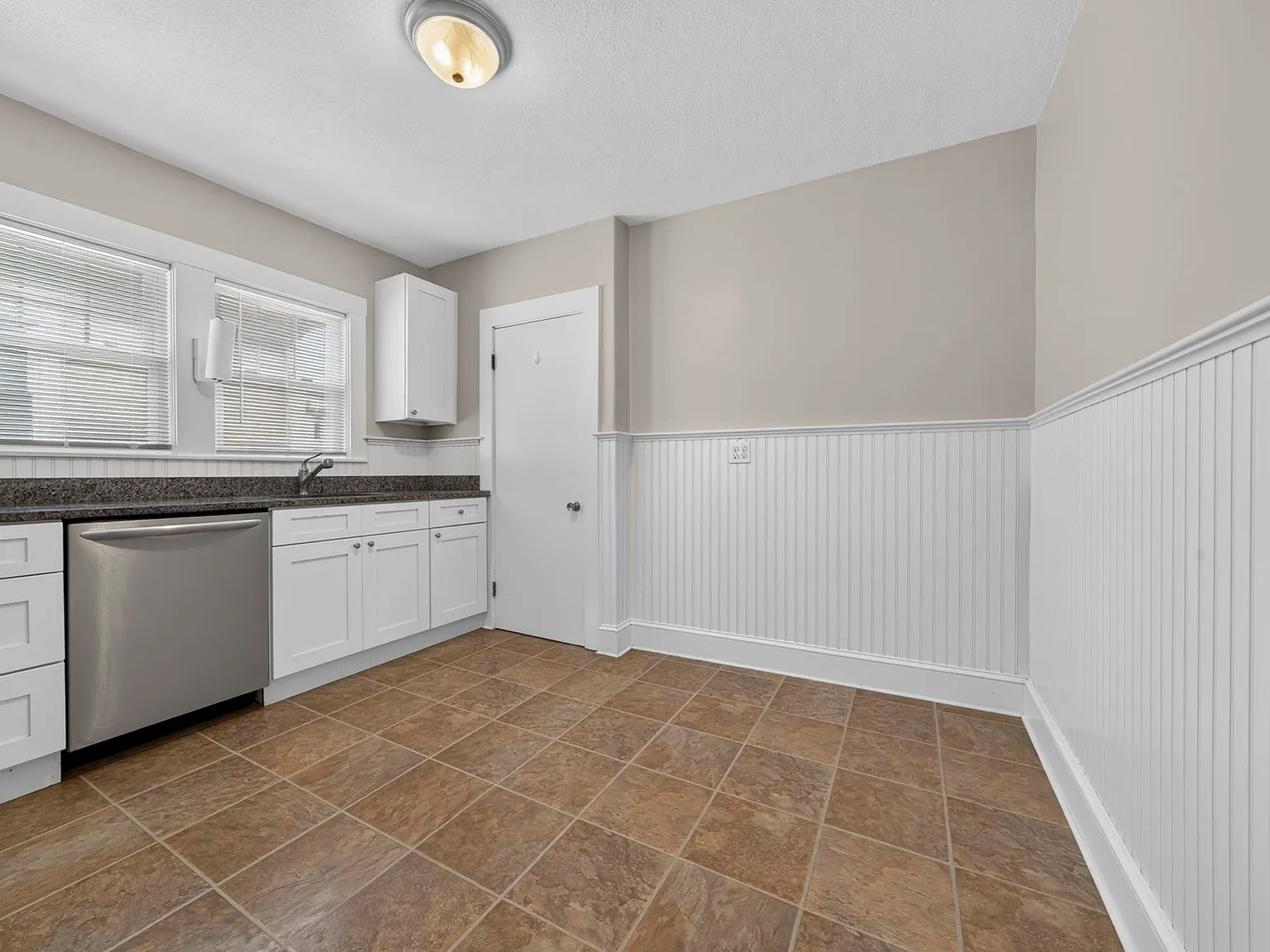 3 bed, 1.0 bath, 1100 sqft, $3,000 — Photo 2