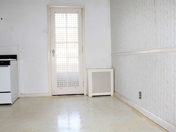 5th image of 60-41 77th Pl