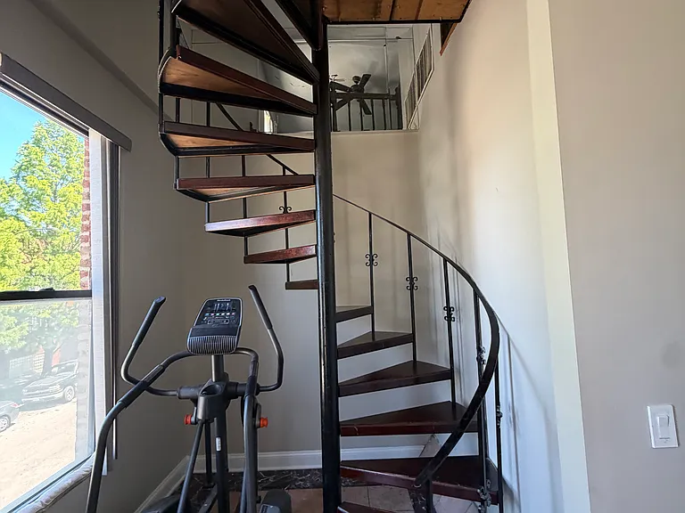 2411 W 34th Pl — Photo 16