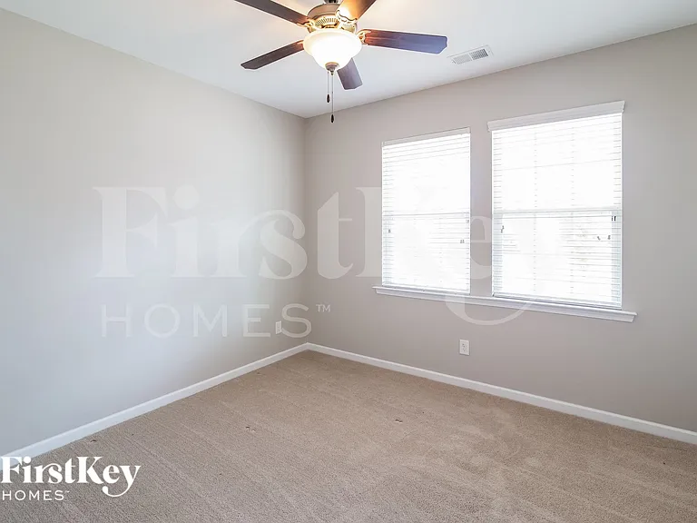 647 Redbud Ln — Photo 10