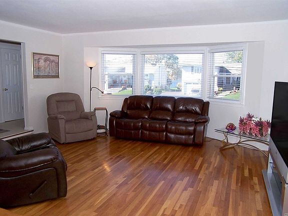 3rd image of 41 Lake Shore Blvd