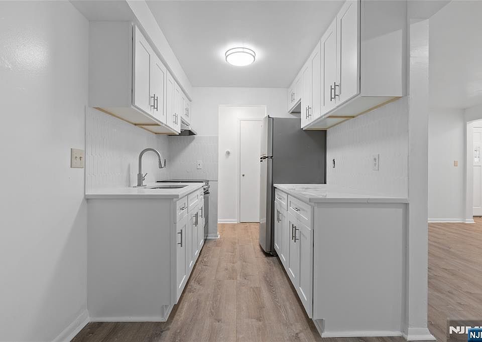 1st image of 325 Westervelt Pl