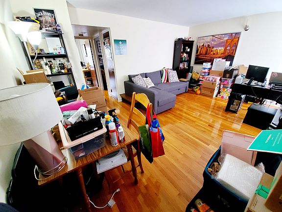 3rd image of 2100 W Farragut Ave #1