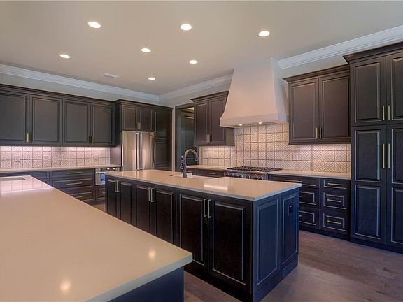 5th image of 460 Capri Way NE