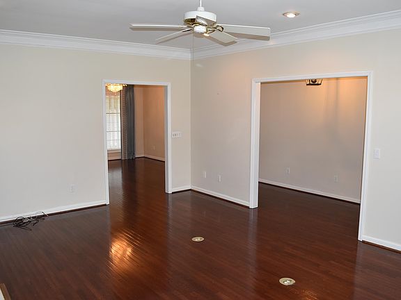 5th image of 207 Woodfield Ct