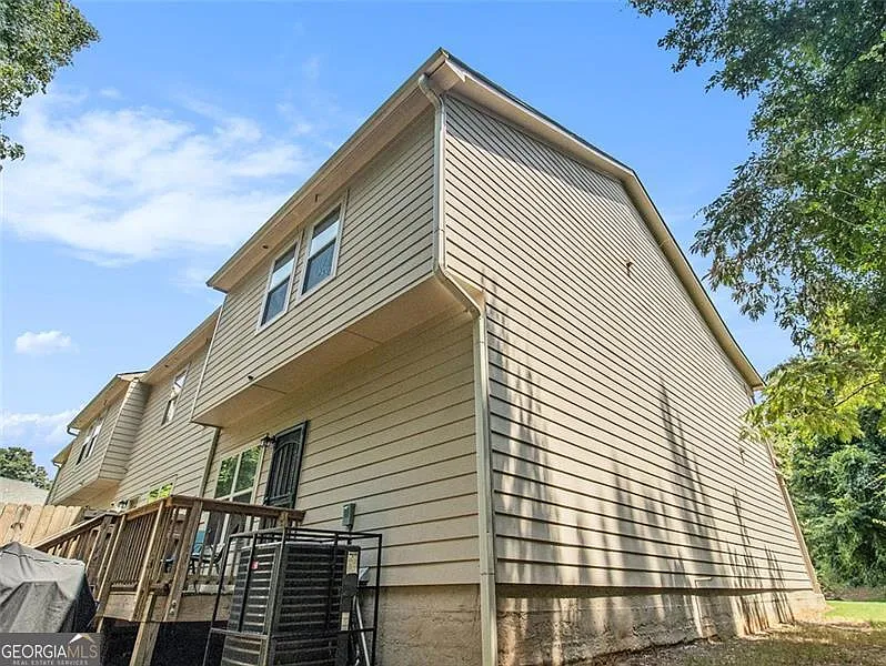 Building Photo - 2570 Castellan Dr