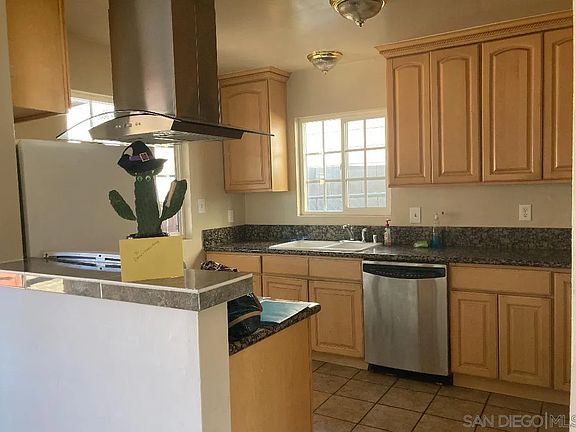 3rd image of 834 Maria Ave