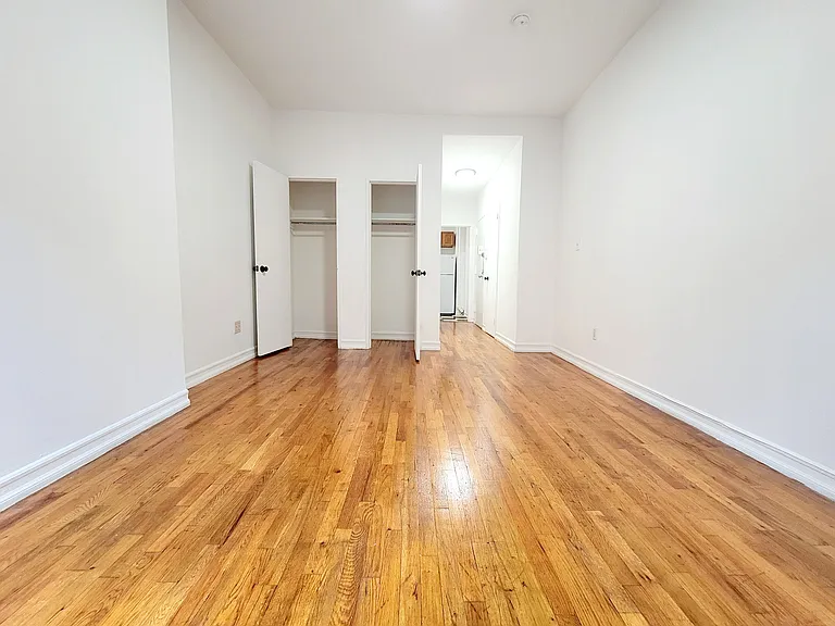 215 E 25th St #2P — Photo 2