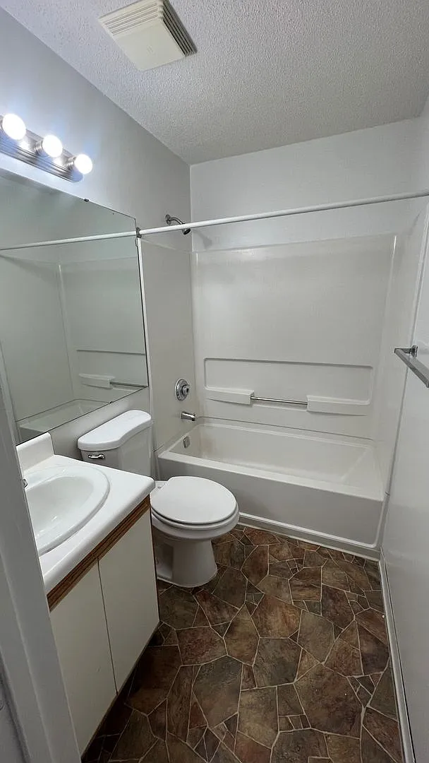 Room in 4 Bedroom Home at Collegiate Cir — Photo 4