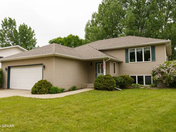 4556 Homestead Cir, Grand Forks, ND 58201