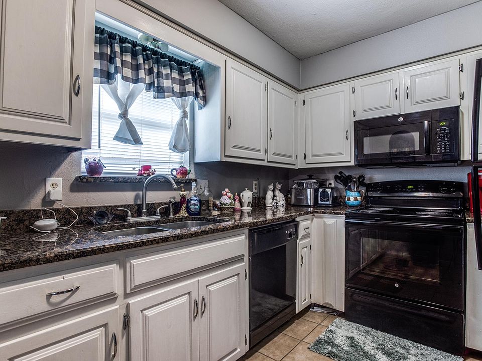 1st image of 2432 Lakeview Cir