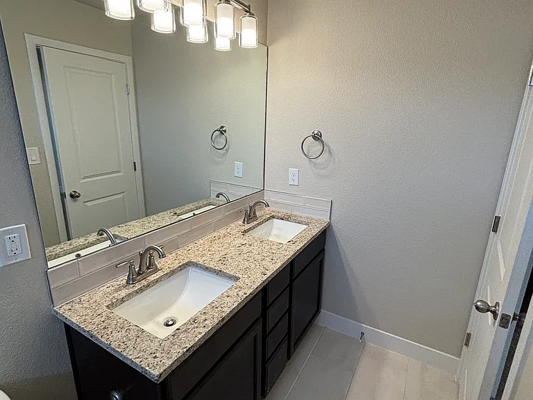 3644 Queen Ct NE — Photo 11