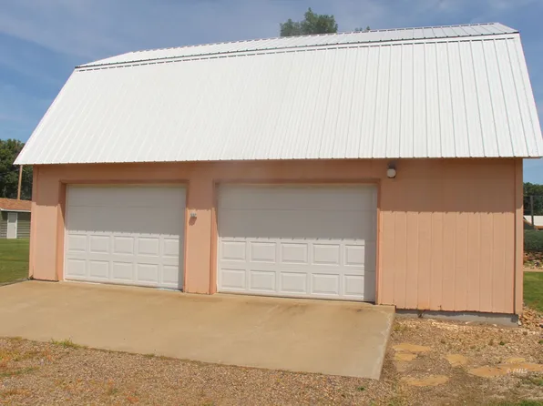 413 S Custer Ave, Terry, MT 59349
