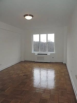 4th image of 40 Central Park S #7B