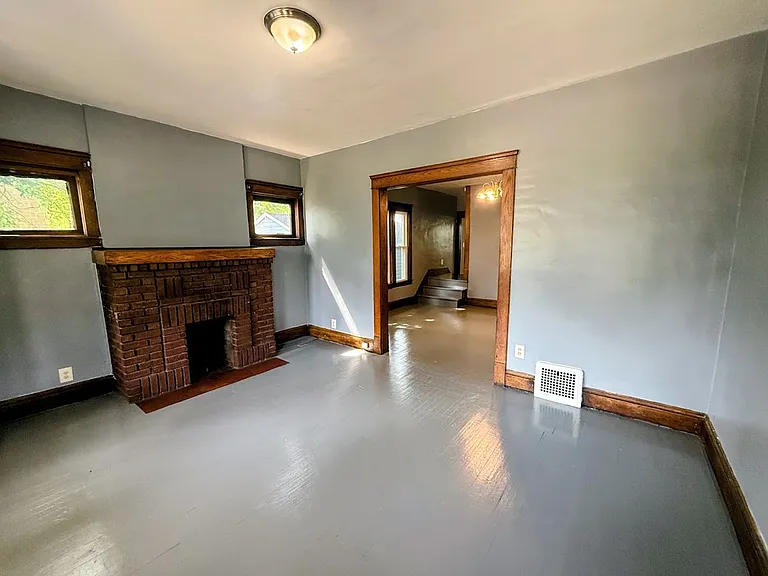 915 Highland Rd NE — Photo 2