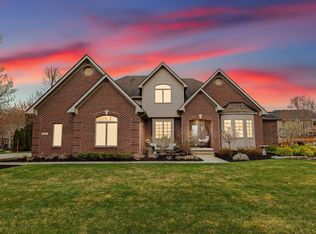 8292 Heathertree Ln, Brighton, MI 48116