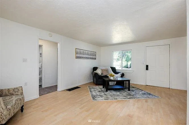 3 bed, 1008 sqft, $2,350 — Photo 3