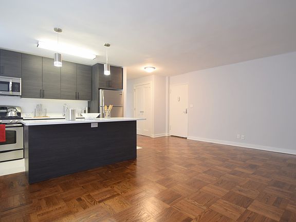 Harbor House - Living Room - B-Line