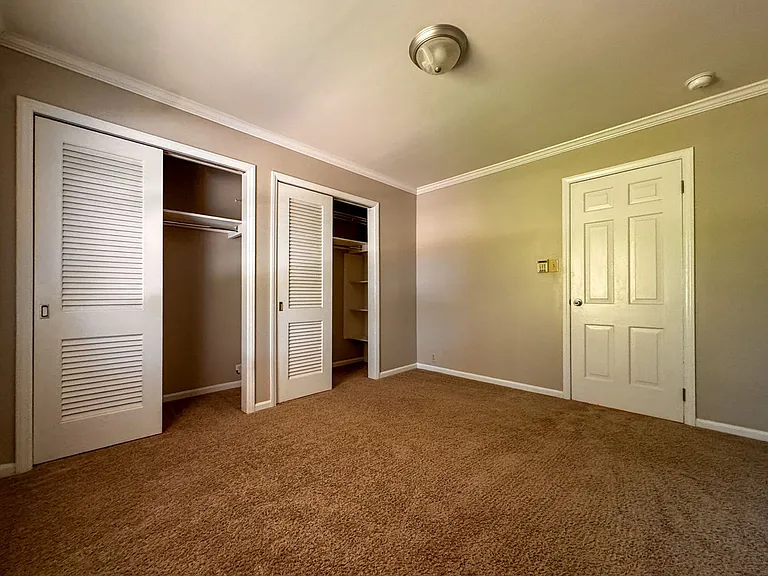 2305 Mirror Lake Dr — Photo 21