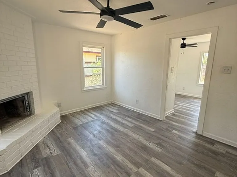 5225 Encino Rd — Photo 3