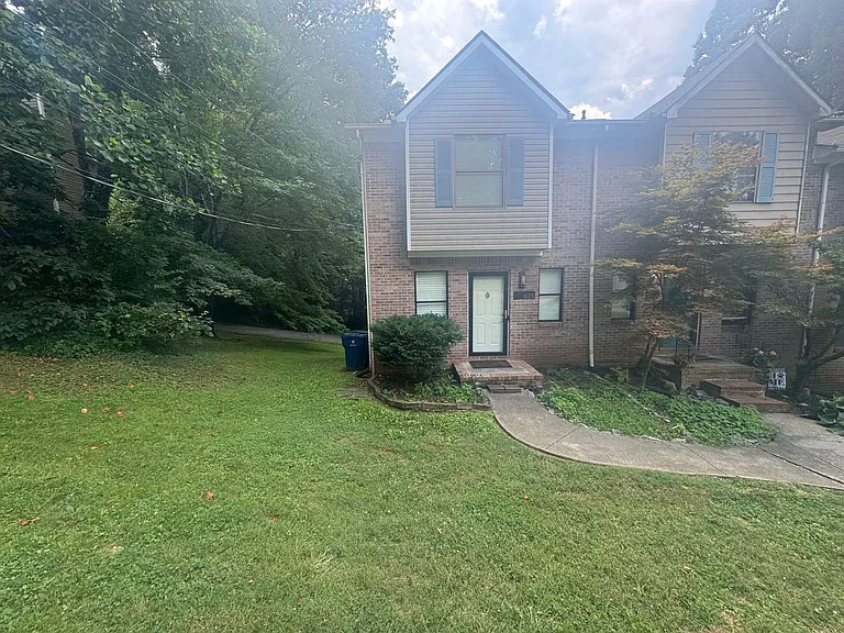 625 Shadywood Ln — Photo 4