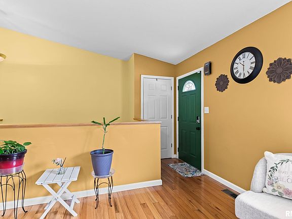 4th image of 909 Helene St