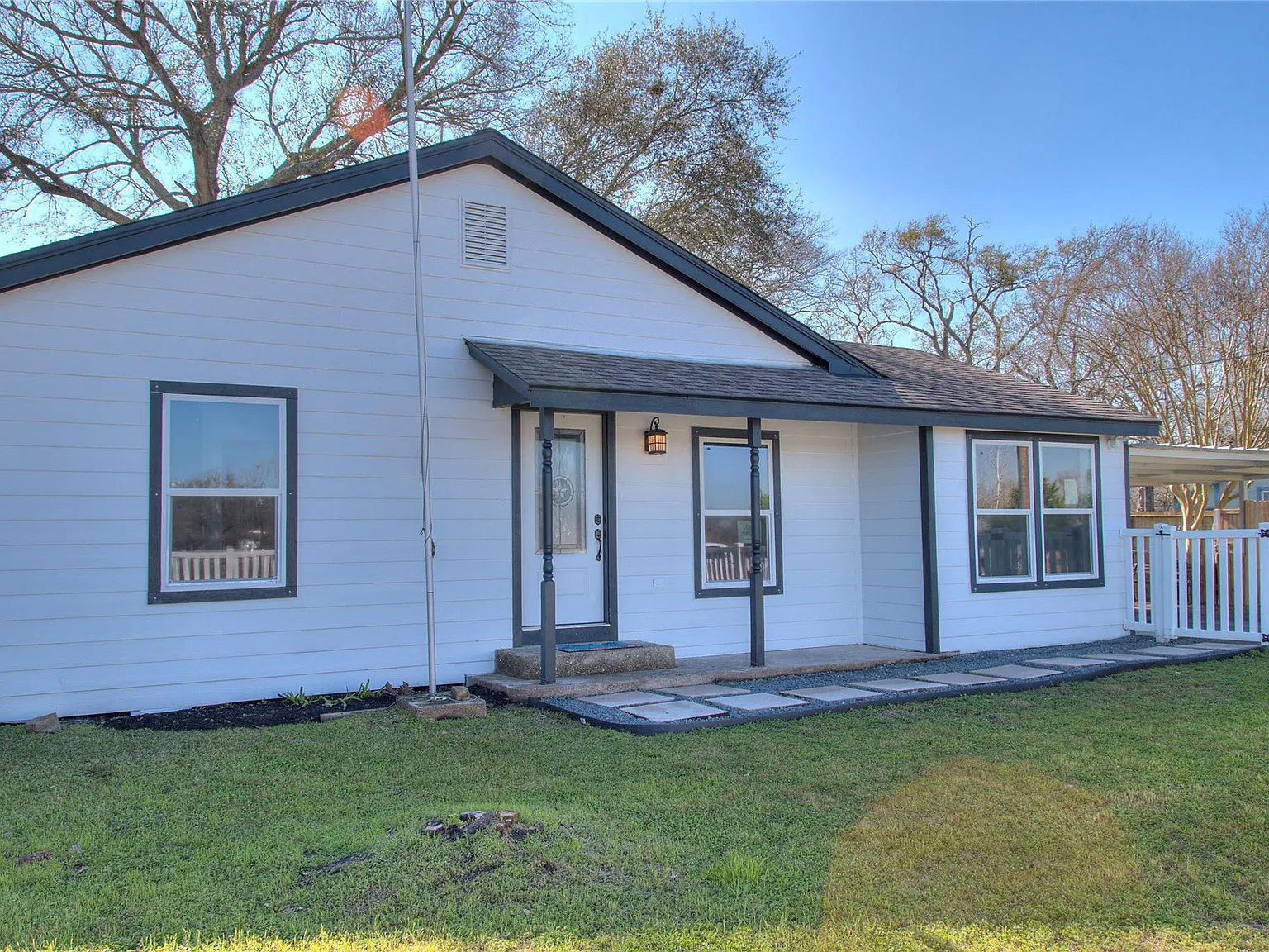 3 bed, 2.0 bath, 1601 sqft, $2,200 — Photo 4