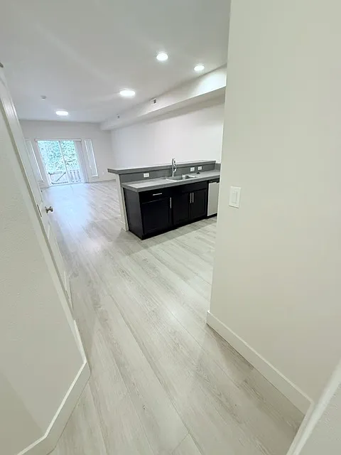3 bed, 2.5 bath, 1821 sqft, $2,400 — Photo 3