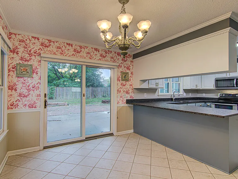 2315 Treetop Ln — Photo 8