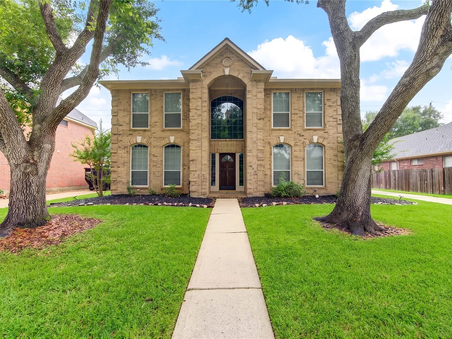 4 bed, 2.5 bath, 2566 sqft, $2,600 — Photo 1