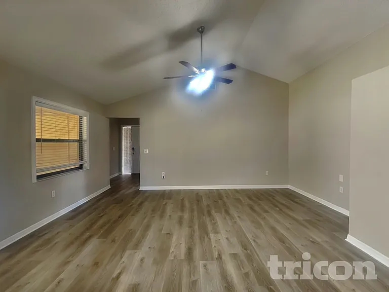 352 N Fork Pl — Photo 2