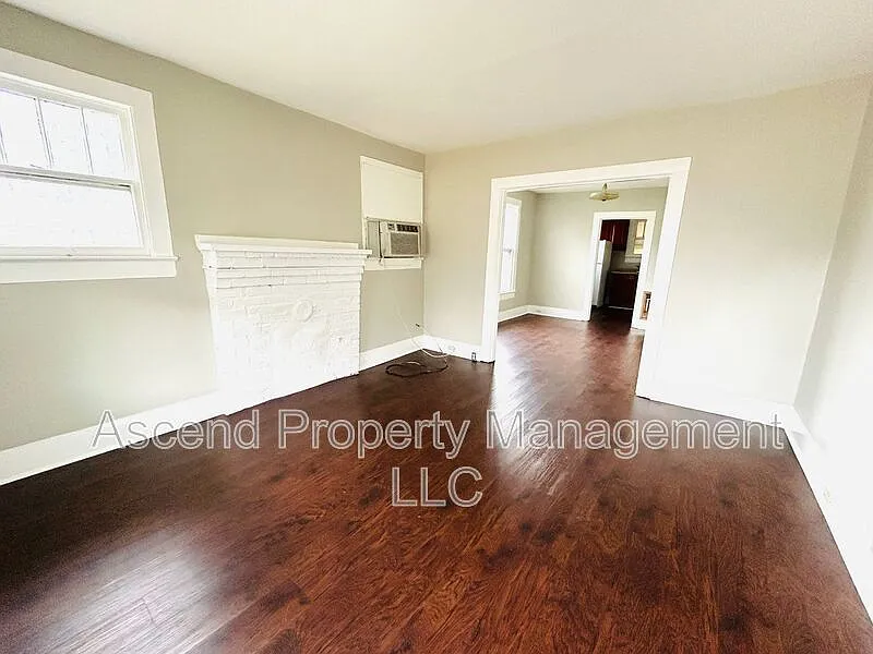 2 bed, 1.0 bath, $1,095 — Photo 2