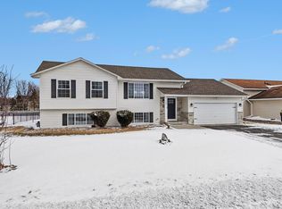 740 Heritage Ln, Belle Plaine, MN 56011