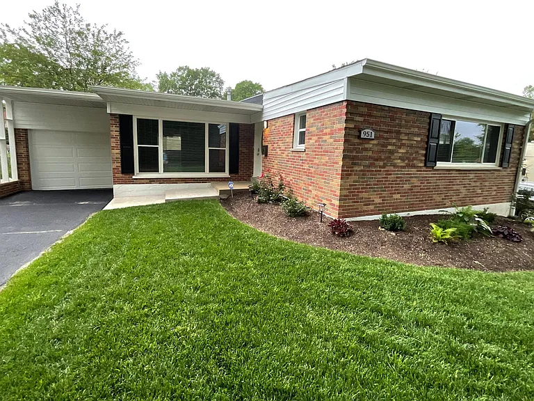 951 Mulberry Ln — Photo 1
