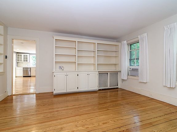 5th image of 29 Cottage St