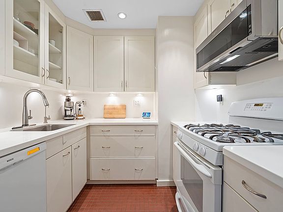 4th image of 218 E 47th St Unit 23A
