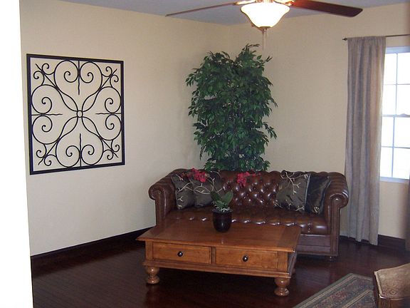 Living room 14' x 13.5'