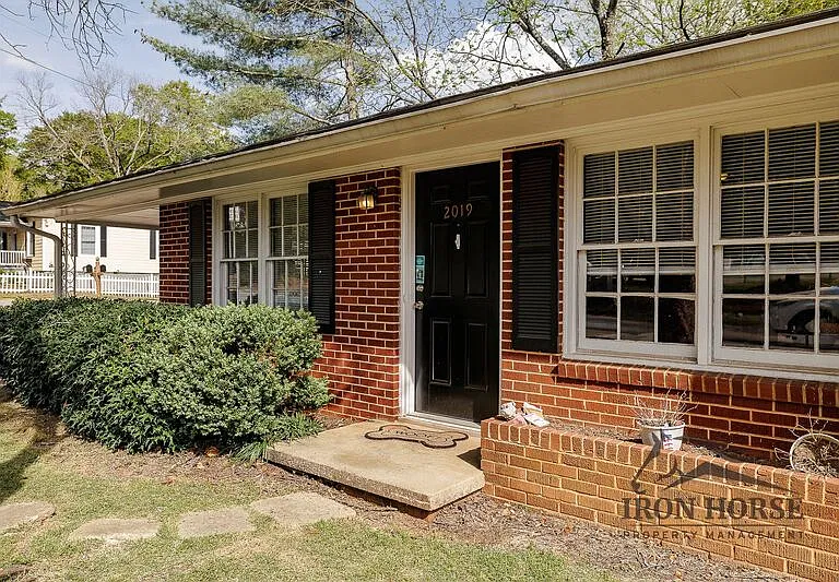 2021 S Lumpkin St — Photo 2