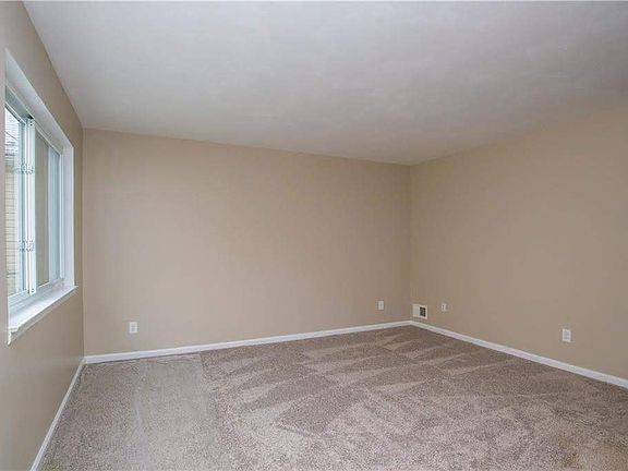 5th image of 27119 Dartmouth St