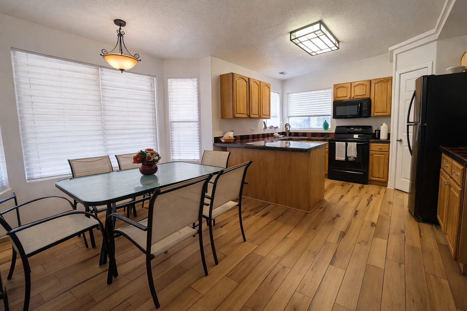 4 bed, 2377 sqft, $2,450 — Photo 3
