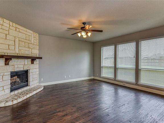 4th image of 527 Stillwater Dr